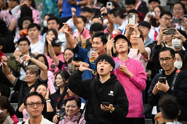 Sport: A kispadon maradt Messi, 40 ezer dühös hongkongi szurkoló fütyülte ki David Beckhamet