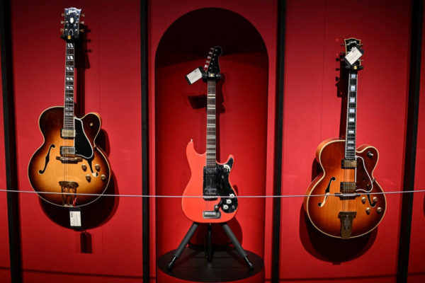 Több mint nyolcmillió fontért keltek el a Dire Straits sztárjának gitárjai