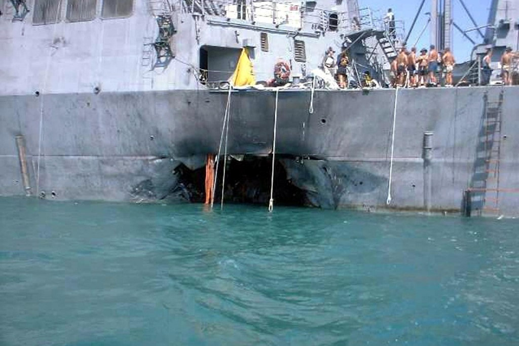 Az USS Cole a támadás után